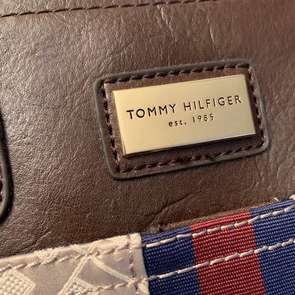 Tommy Hilfiger Purse (BEST OFFER) - Picture 2 of 6